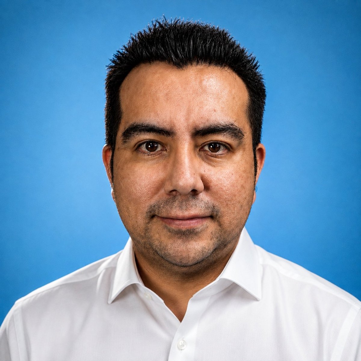 Retrato profesional de Víctor Vázquez, contador, sobre fondo azul